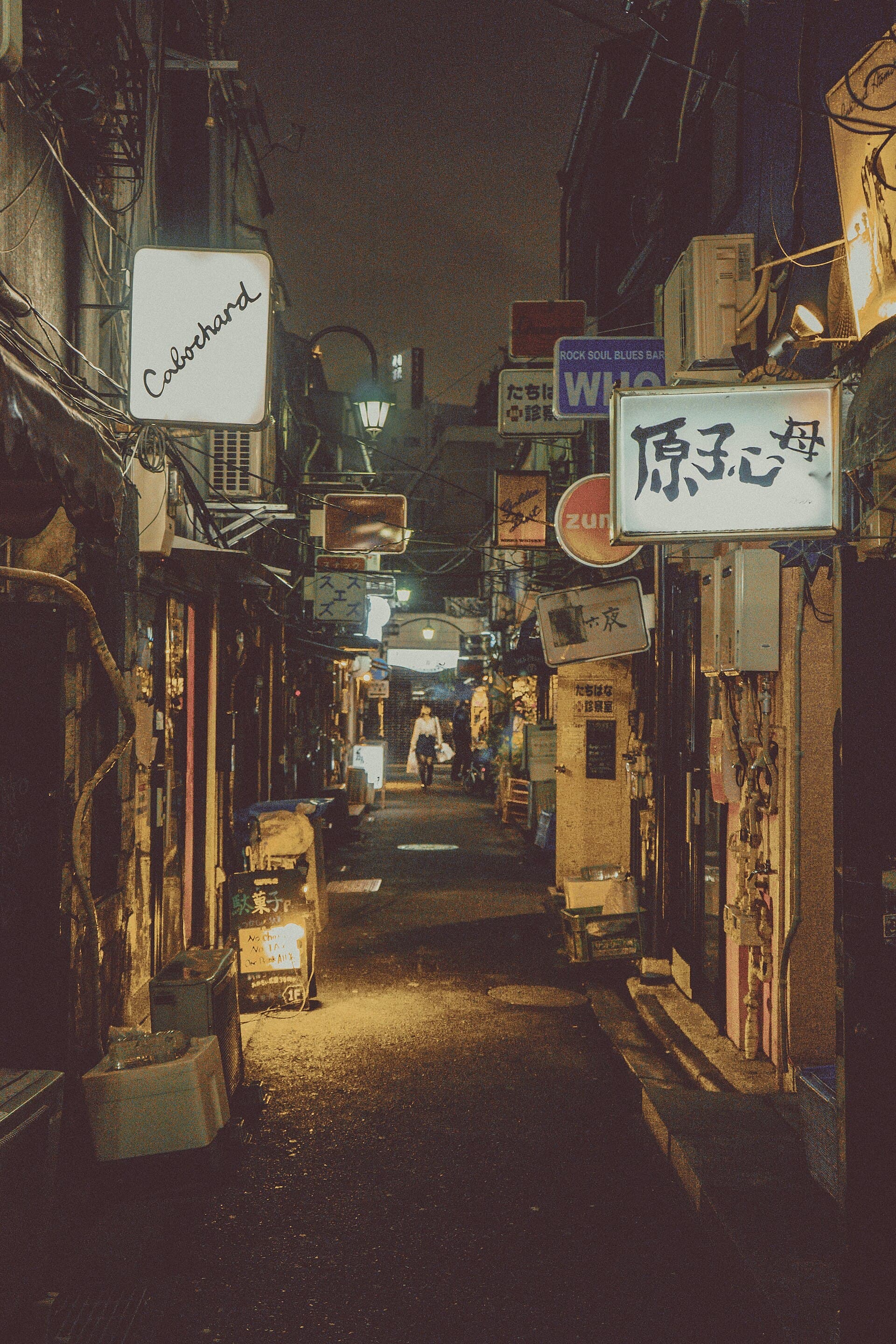 夜のゴールデン街——ドアを押す前のスケール感