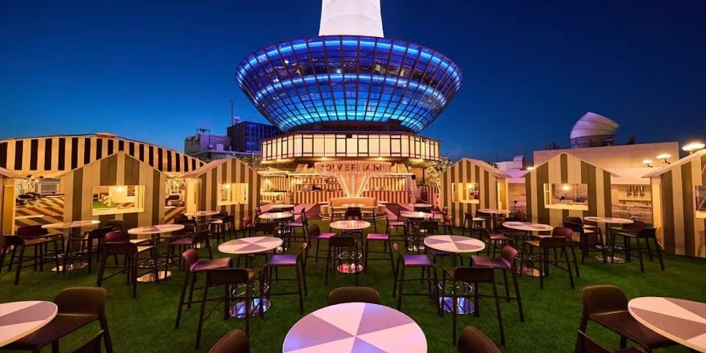 京都タワー直下のTowerland——人工芝とストライプのカバナ