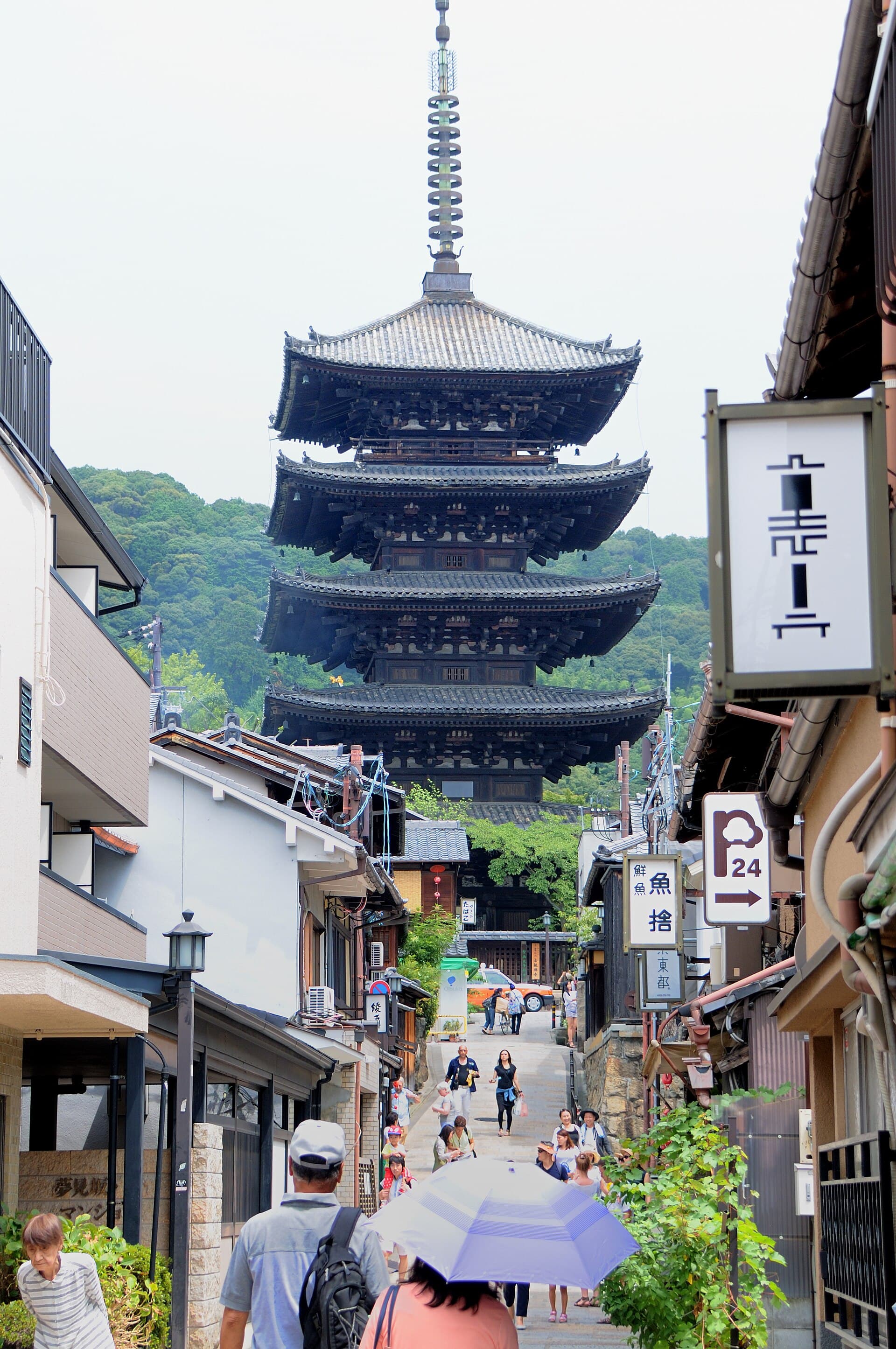 Higashiyama street toward Yasaka Pagoda — go at opening, not brunch time