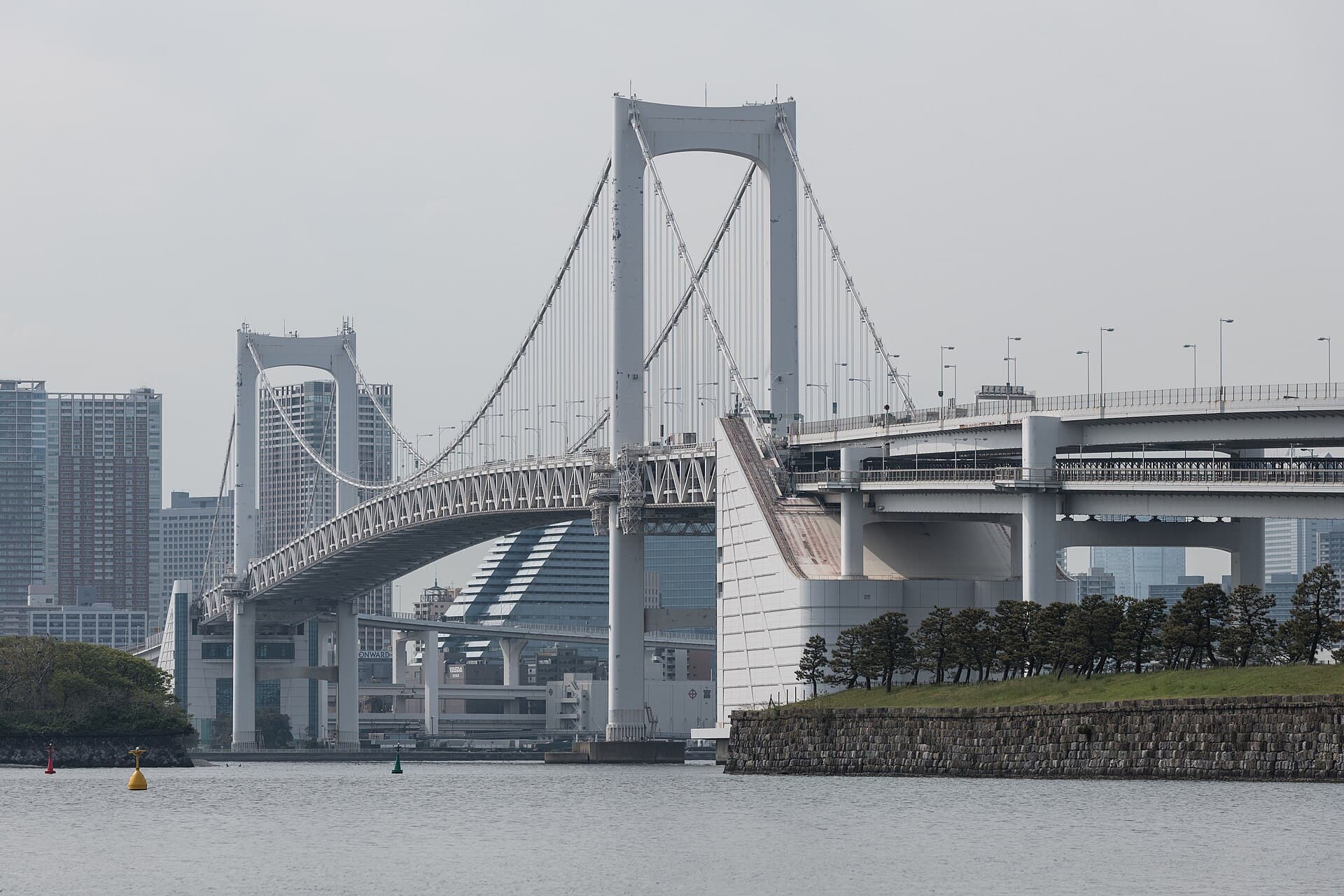 湾岸とレインボーブリッジの夜景——Andazルーフトップの定番ビスタ